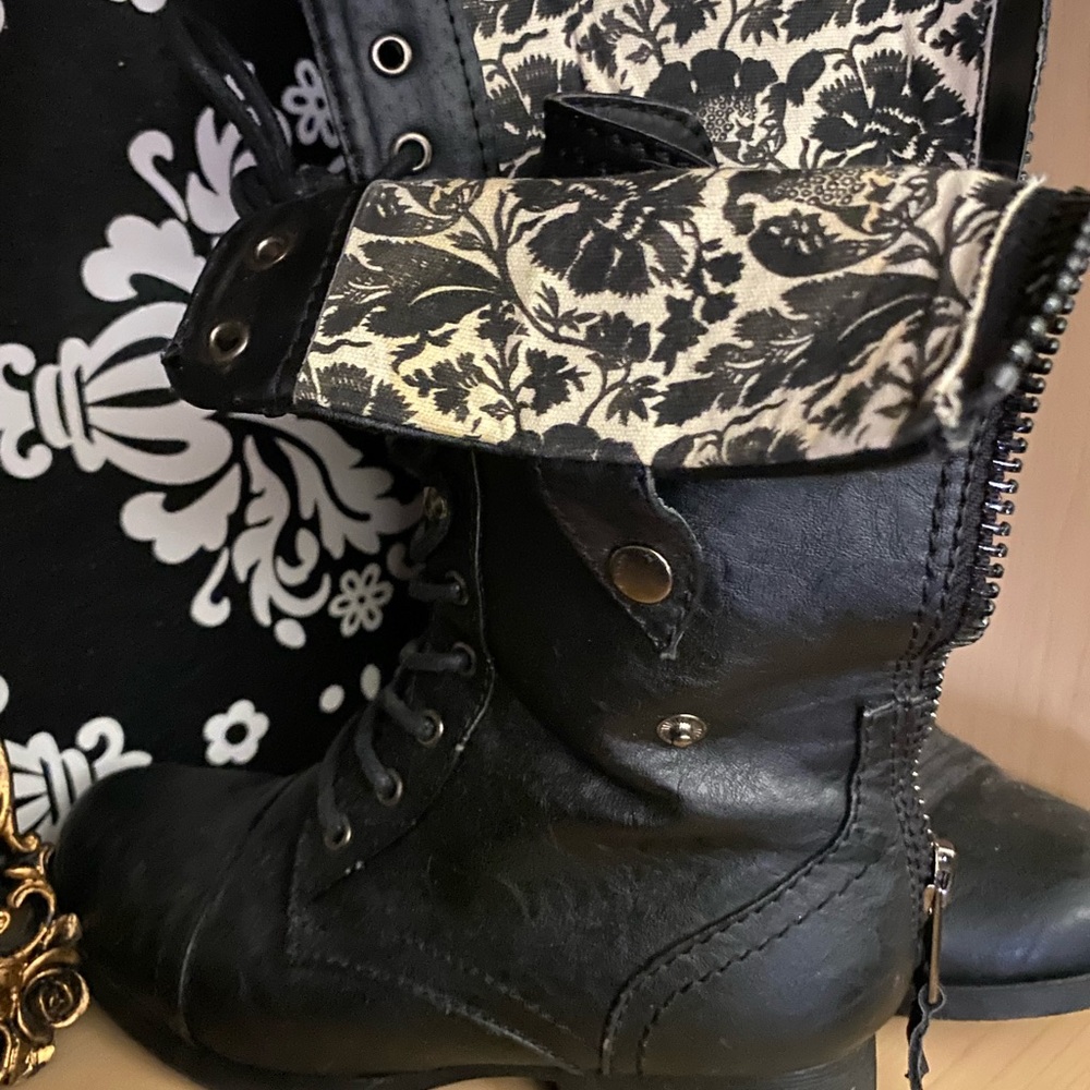 “Wild Diva” convertible w/ cool snaps vegan Leather black combat boots, size 5.5